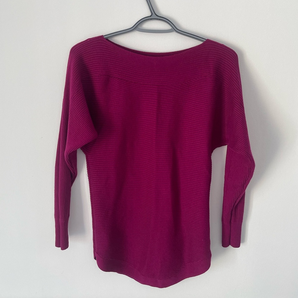 Dynamite long sleeve sabrina cut.
in excellent condition.